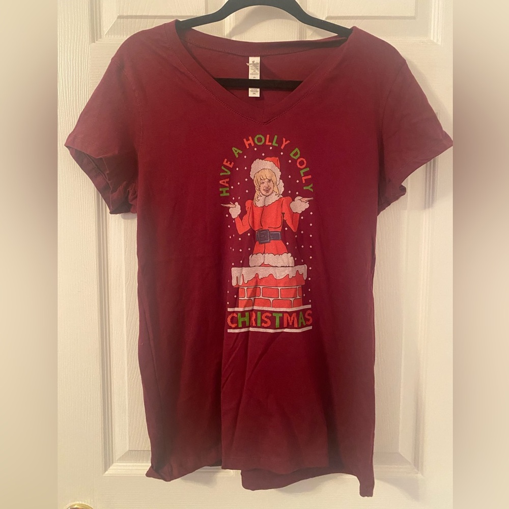 Holly Dolly Christmas burgundy tee